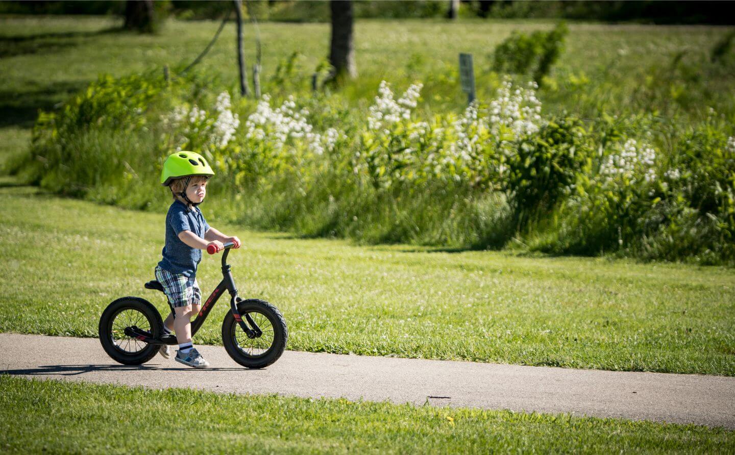 ילד מתאמן על אופני דחיפה TREK KICKSTER