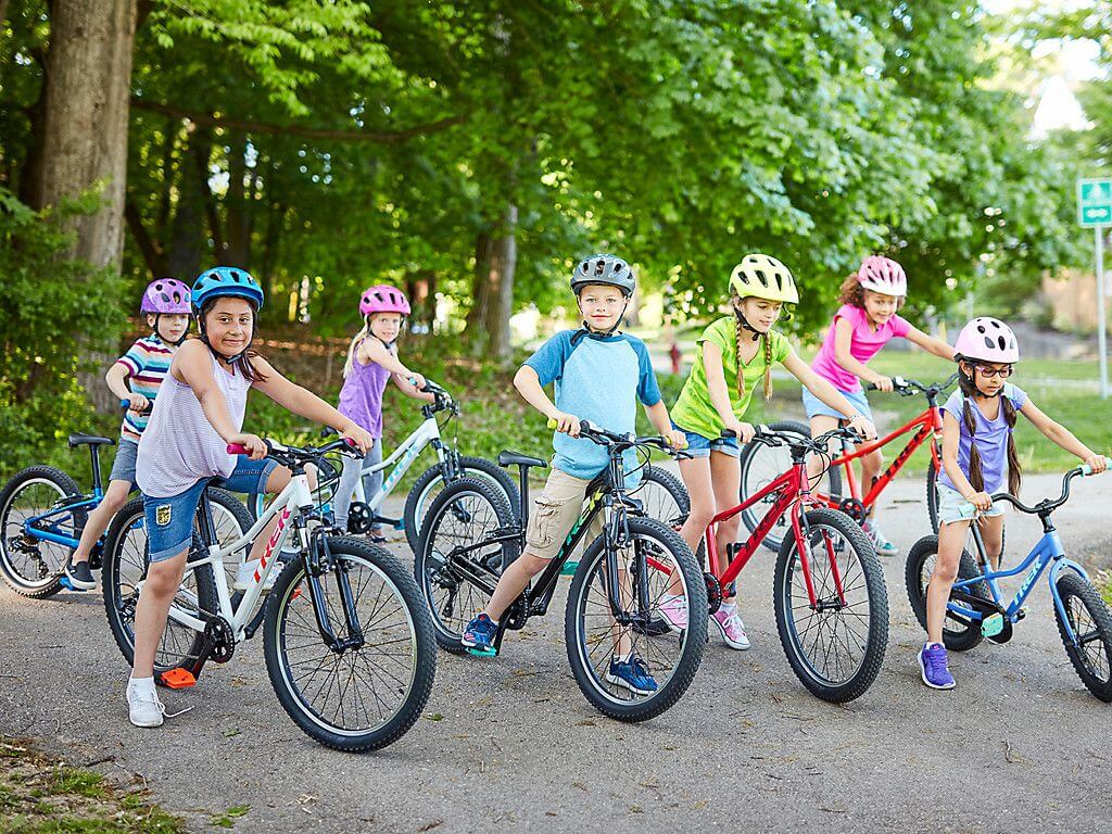 ילדים רוכבים על אופני ילדים של TREK
